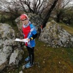 Und hinter welchem Felsbrocken versteckt sich nun der Posten? Ein Kind im OL-Training bei Sushitsa unweit der Stadt Karlovo.