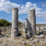 Zum vielseitigen Programm gehören Naturerlebnisse wie die Pobiti Kameni...